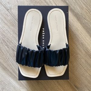 Freda Salvador Lyra Band Sandal size 9 in black